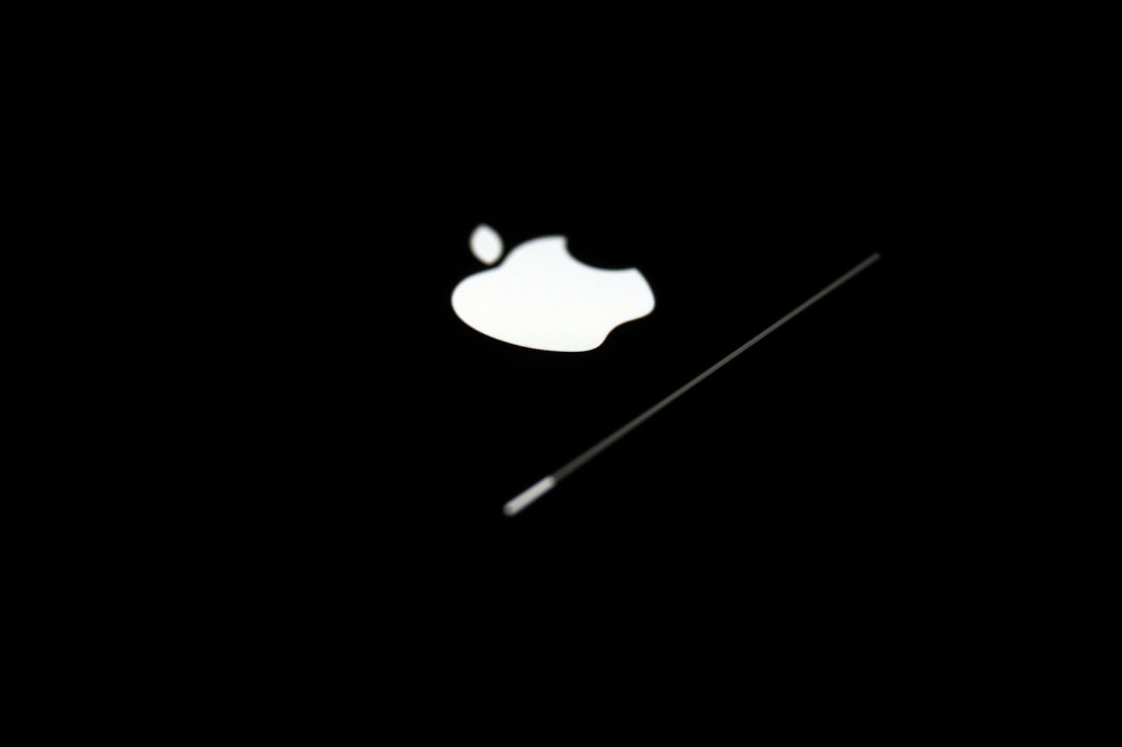 Photo by Yingchih white Apple logo